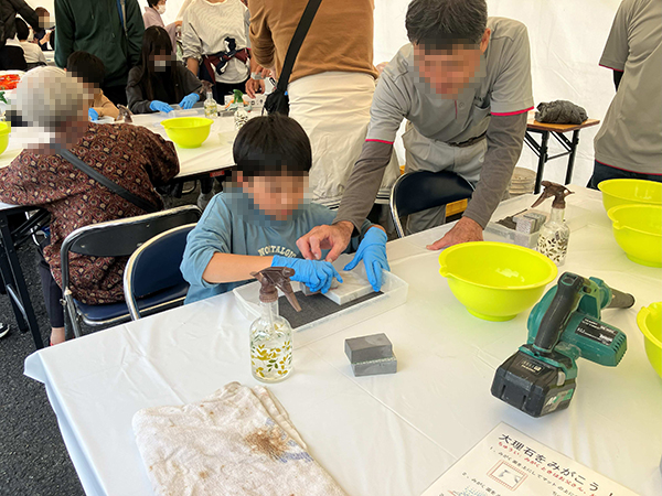 石磨き体験02