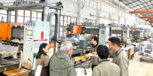 中国協力工場と打合せ